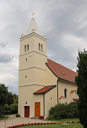 Ringelsdorf, Pfarrkirche Hl. Dreifaltigkeit, Langhaus und Turm von 1617, Erweiterungsbau 1860